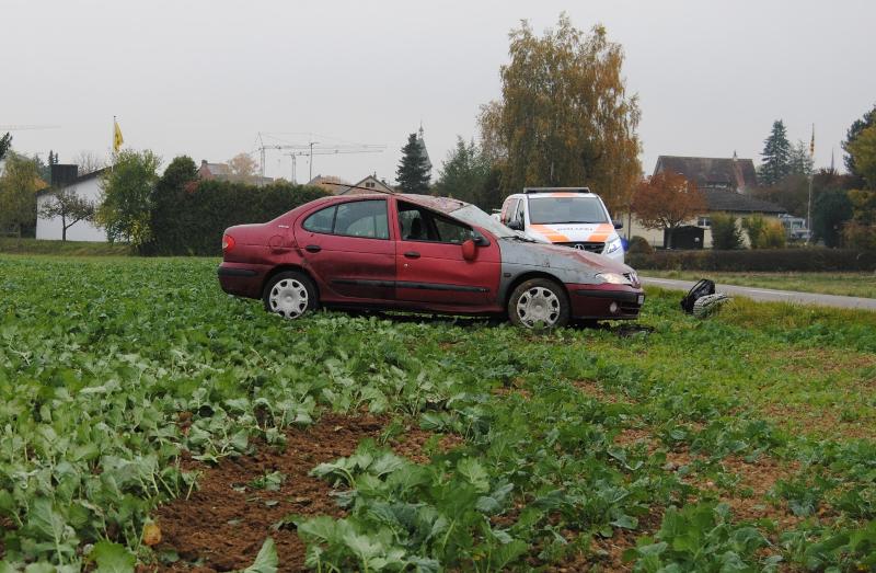 Neunkirch: Auto überschlägt sich bei Selbstunfall.