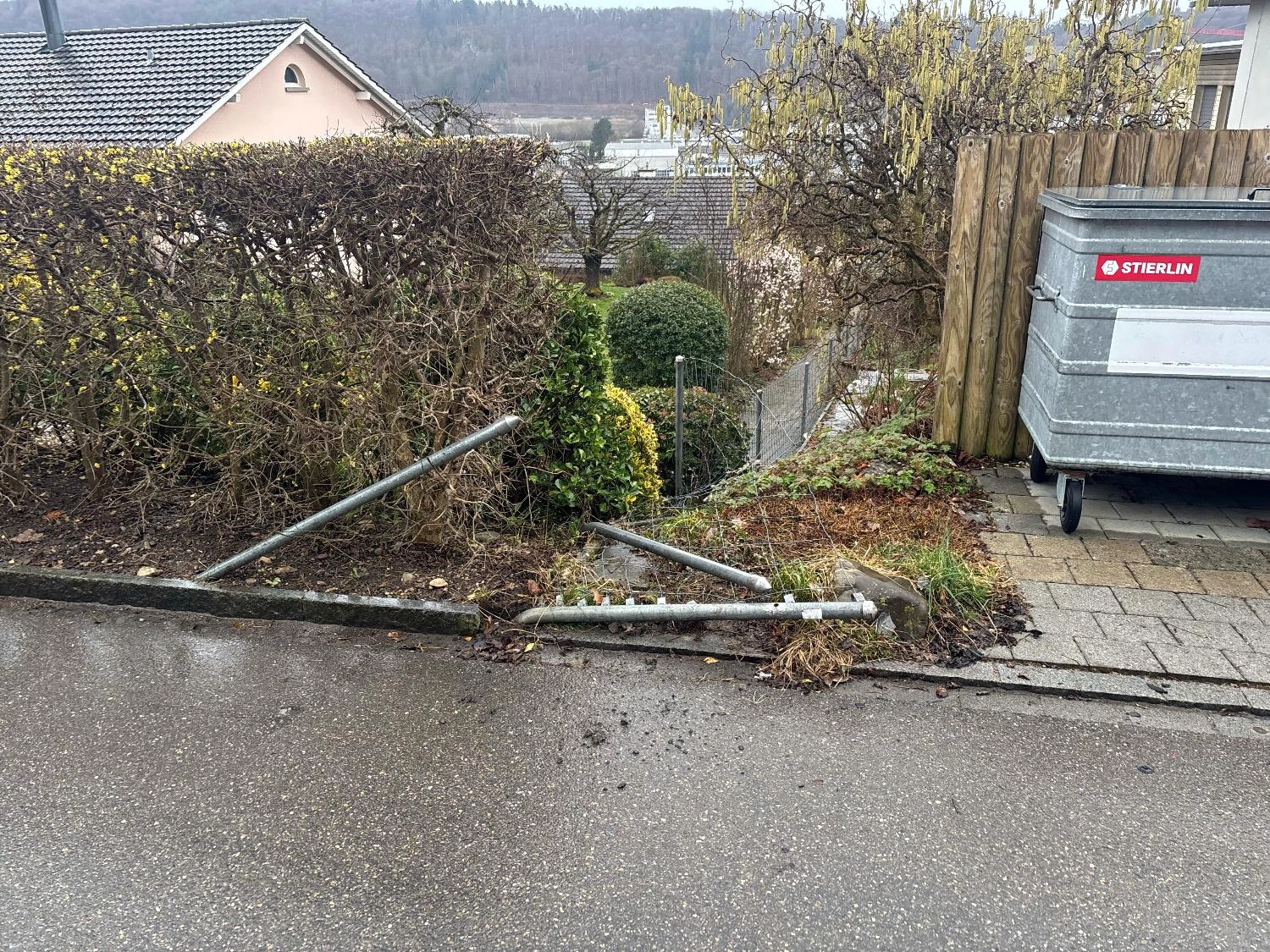 Beringen: Nach Kollision mit Gartenzaun geflüchtet – Zeugen gesucht