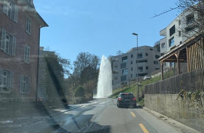 Stadt Schaffhausen: Auto kollidiert in Hydranten = Wasserfontäne