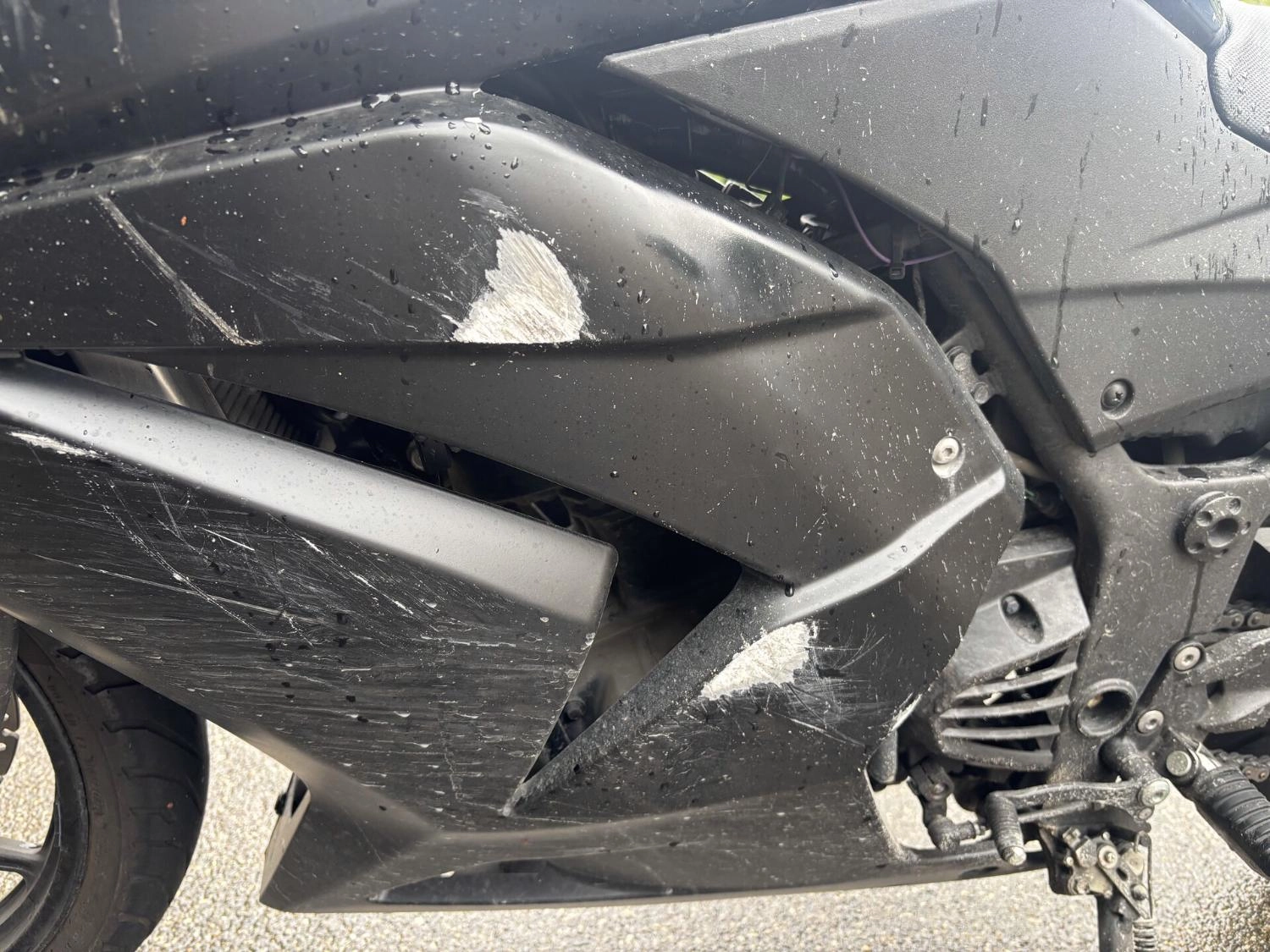 Stadt Schaffhausen: Motorradfahrerin bei Kollision mit Auto verletzt