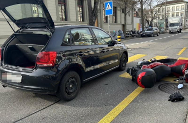 Stadt Schaffhausen: Motorradfahrer bei Kollision mit Auto verletzt