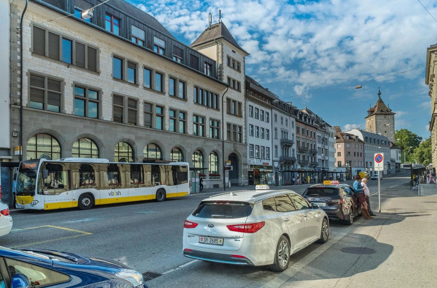 Stadt Schaffhausen: Rollerfahrer bei Kollision mit Auto verletzt