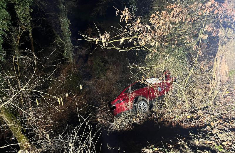 Thayngen/SH: Personenwagen stürzt zehn Meter in die Tiefe