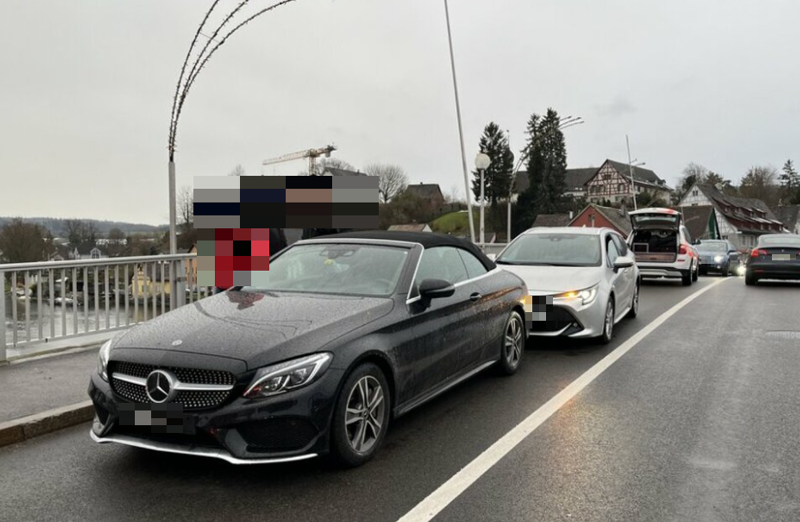 Stein am Rhein: Autofahrer fährt stehender Fahrzeugkolonne auf