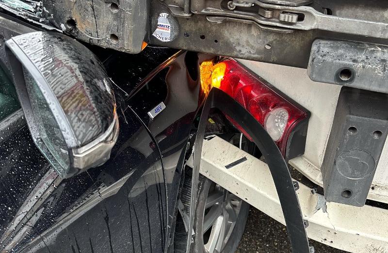 Thayngen: Seitliche Kollision zwischen Auto und Lastwagen