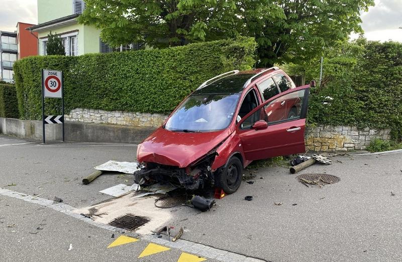 Neuhausen am Rheinfall: Totalschaden nach Verkehrsunfall