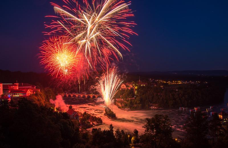 Die einzigartige Kulisse des Rheinfalls erstrahlt wieder im Lichte bezaubernder Feuerwerk-Bouquets und fantastischen Lichteffekten