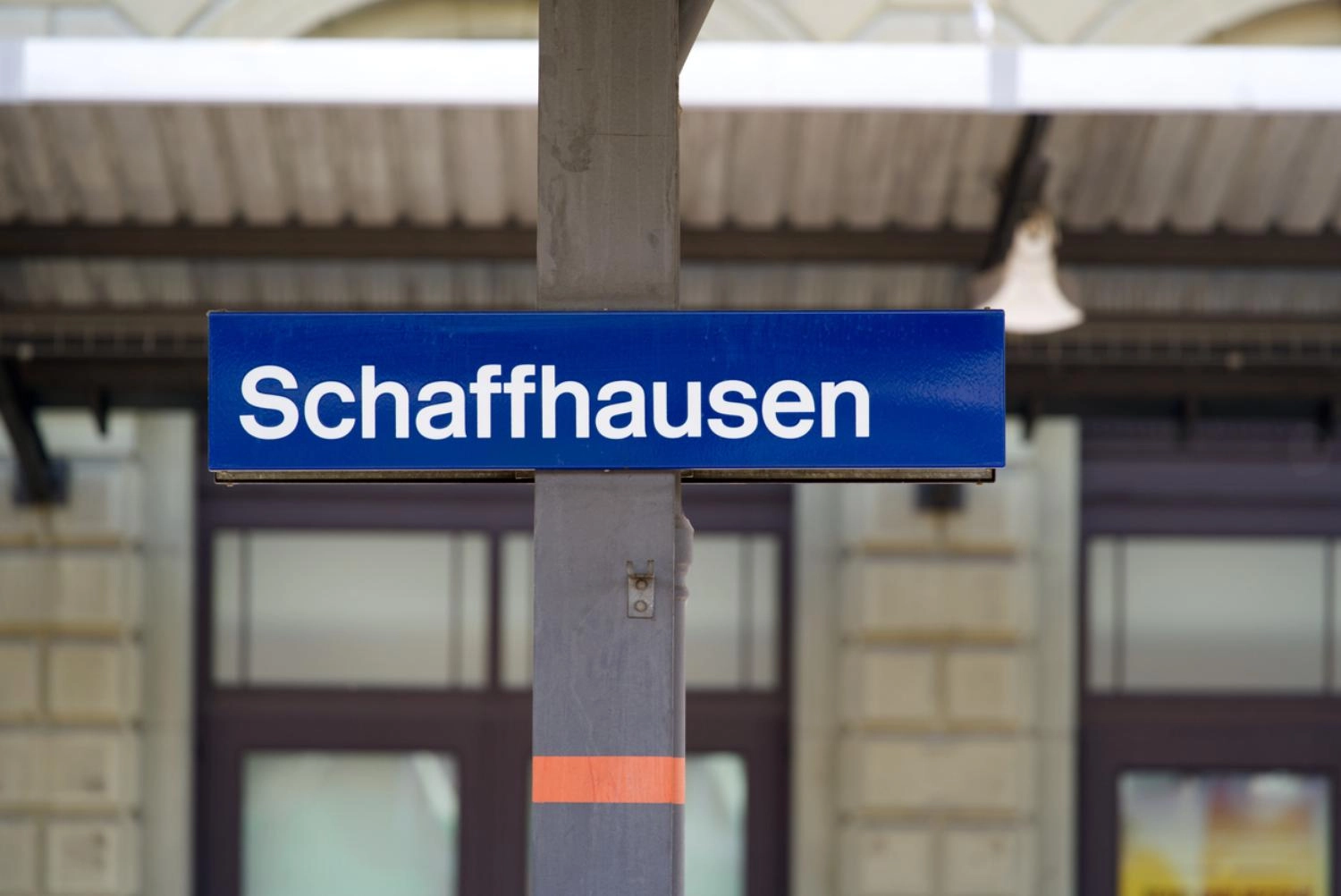 Stadt Schaffhausen: Alleinunfall mit Lieferwagen nach Fahrerflucht