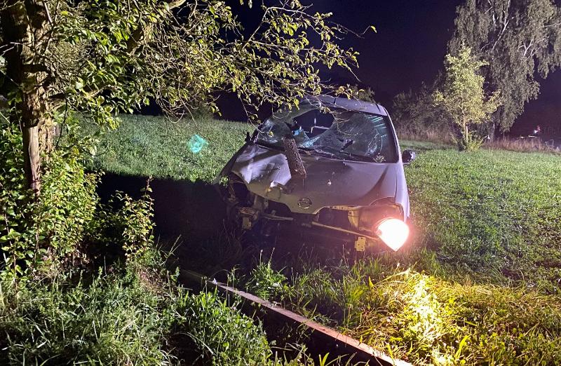 In der Nacht auf Samstag (04.09.2021) ereignete sich auf der Strecke zwischen Dörflingen und Herblingen ein Selbstunfall, wobei sich der Fahrzeuglenker und seine Beifahrerin verletzten. Am Personenwagen entstand Totalschaden.