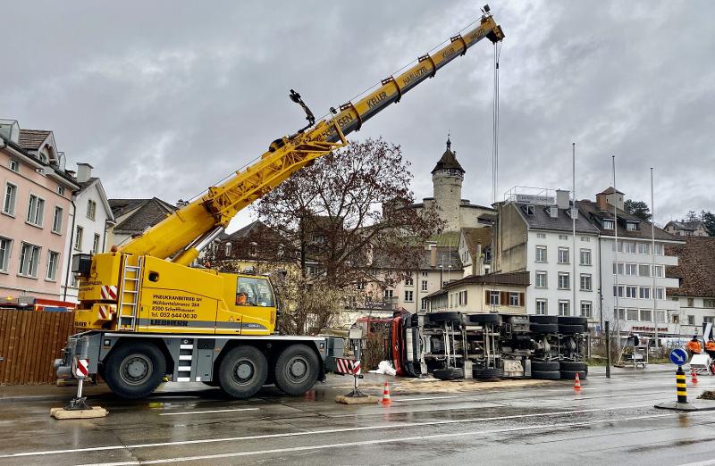 Stadt Schaffhausen: Lastwagenunfall fordert eine verletzte Person