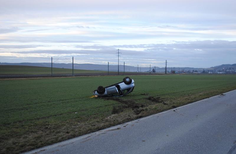 Wilchingen: Auto überschlägt sich und landet im Acker