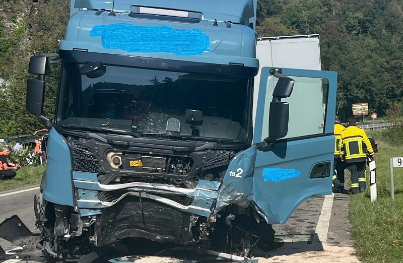 Thayngen: Autofahrer stirbt bei Frontalkollision mit Lastwagen