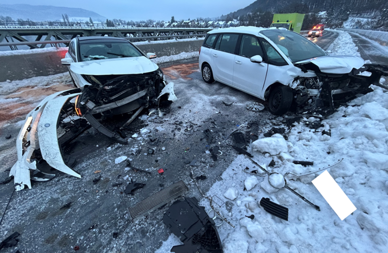 Hemishofen: Kollision zwischen zwei Autos führt zu Totalschaden