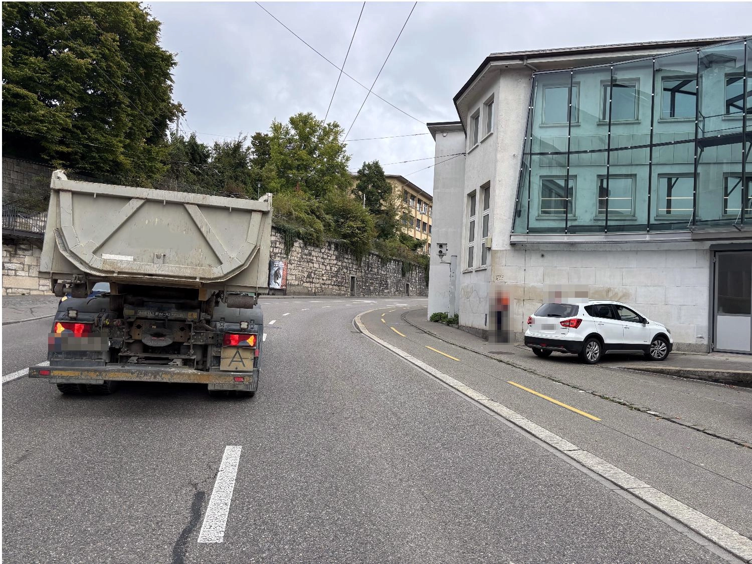 Stadt Schaffhausen: Lastwagen streift einen Personenwagen